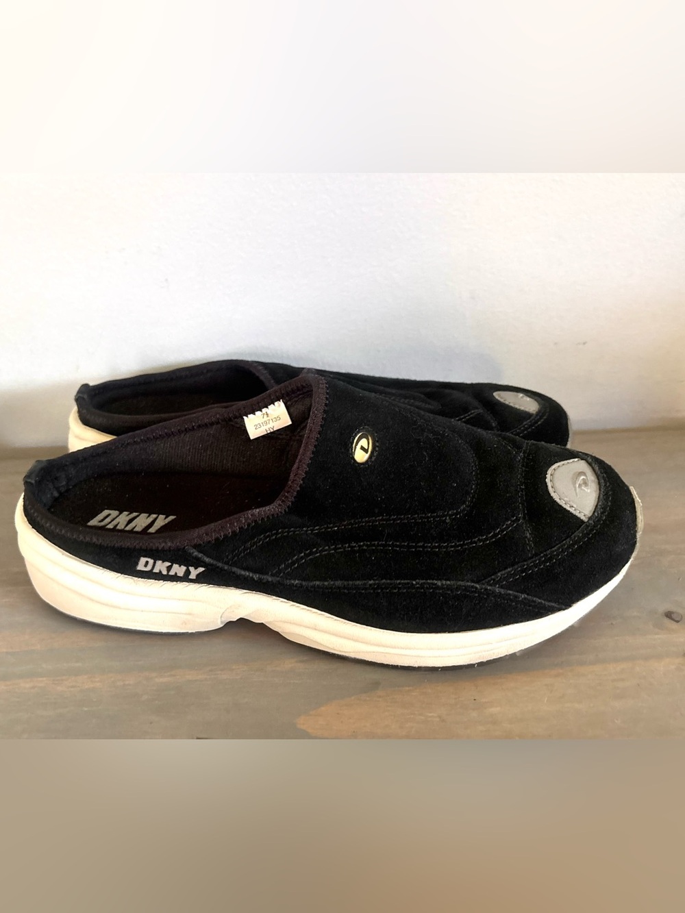 DKNY Y2K Women’s Black Suede Slip On Platform Casual Sneaker Shoes- Size 7.5